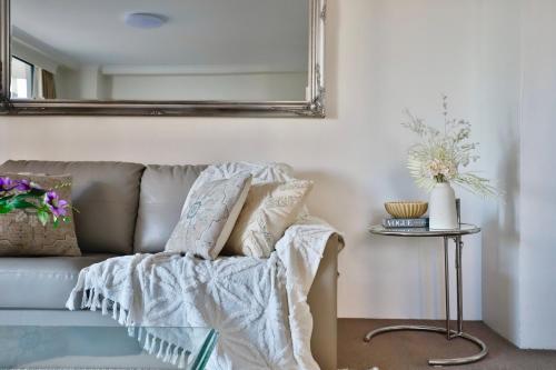 Vintage Charm 3BR Abode - Views丨 Parking丨Gym丨 Pool - Tap to explore photos
