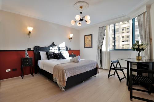 Vintage Charm 3BR Abode - Views丨 Parking丨Gym丨 Pool
