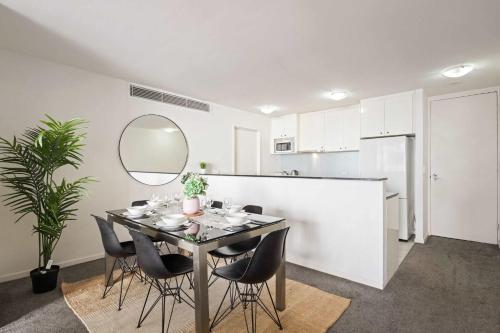 Cozy 2BR Apartment Steps From Darling Harbour - Tap to explore photos