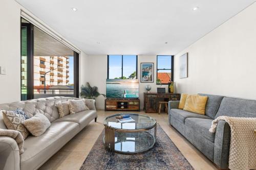 Bright & Spacious 2 BDR w Pool Parking Balcony AC