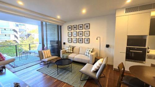 Swanky 2 bed apt with parking - easy city access - Tap to explore photos