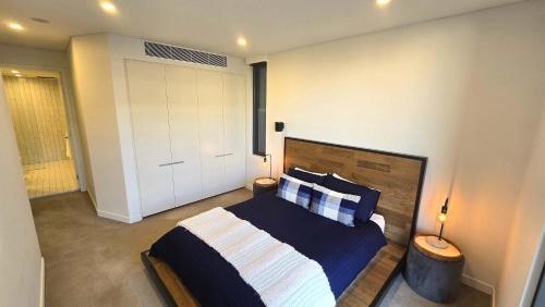 Swanky 2 bed apt with parking - easy city access - Tap to explore photos