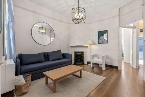 Charming 8 Person Home Near Harbour and Barangaroo Room Type - Three-Bedroom Apartment