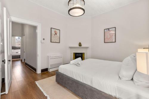 Charming 8 Person Home Near Harbour and Barangaroo - Tap to explore photos