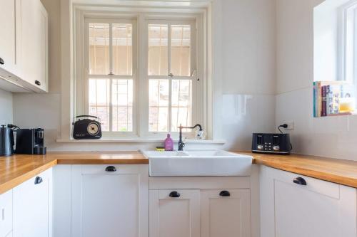Art Deco 1 Bed Apt close to Beach & CBD - Tap to explore photos