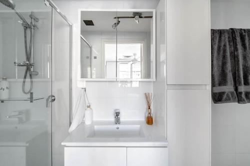 Heart of Manly - Quiet 1 Bed between Beach & Harbour - Tap to explore photos