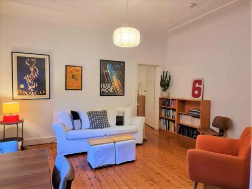 Classic Bondi 1 bed a few steps from the beach - Tap to explore photos