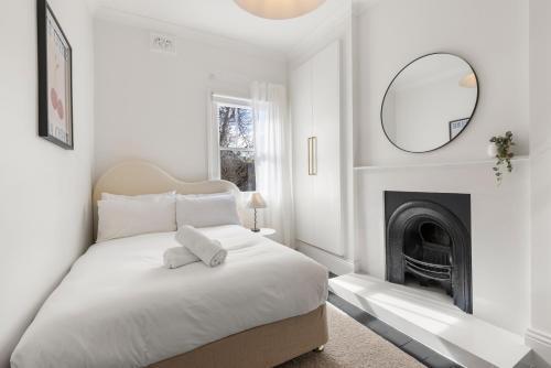 5BR Paddington Home w Private Parking and Studio - Tap to explore photos
