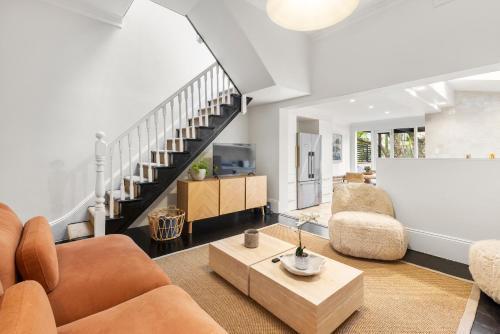 5BR Paddington Home w Private Parking and Studio - Tap to explore photos
