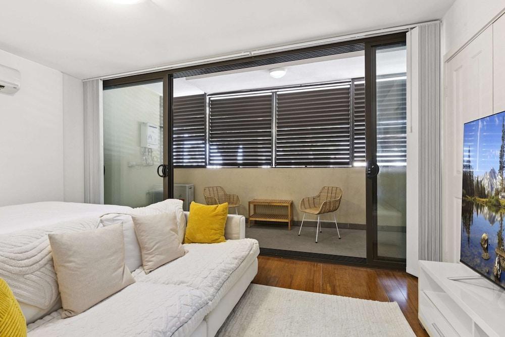 Ground Floor One-bed With Courtyard Access - Tap to explore photos
