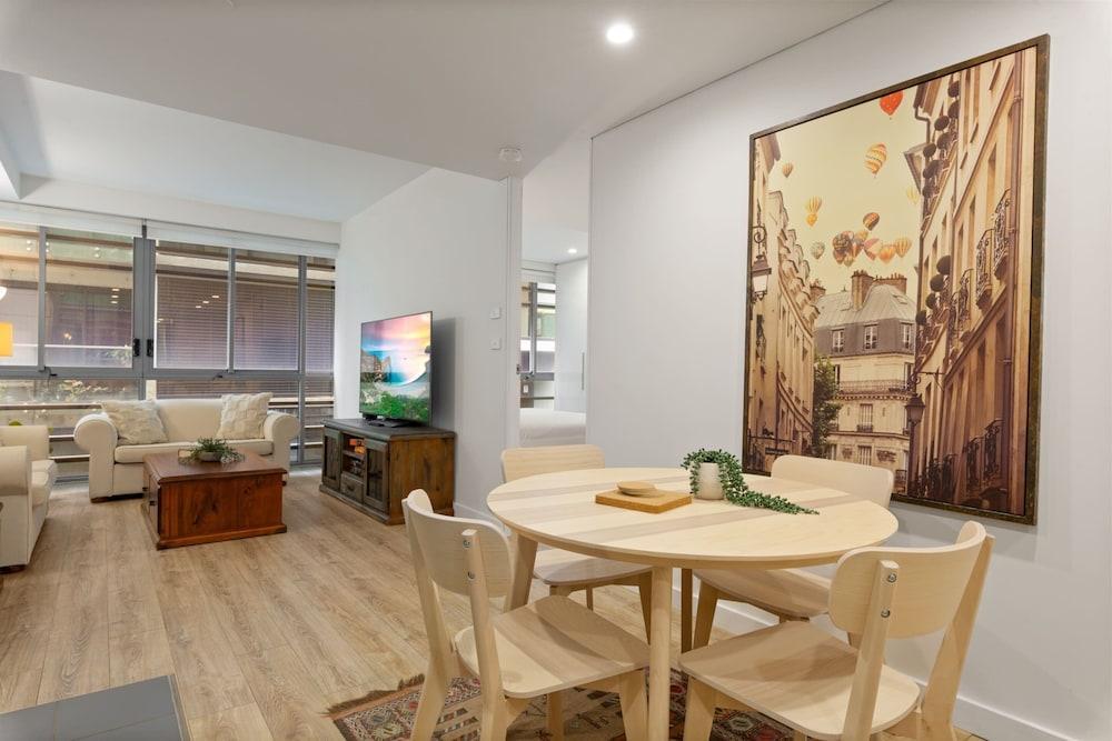 Modern CBD Aparment, Workspace, Fast Wifi and Pool - Tap to explore photos