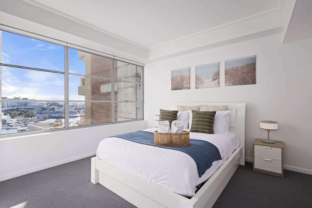 Stylish 2BR Apt Overlooking Darling Harbour - Tap to explore photos