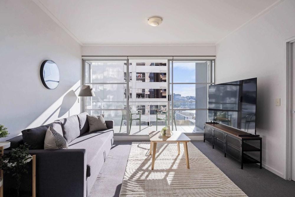 Stylish 2BR Apt Overlooking Darling Harbour - Tap to explore photos