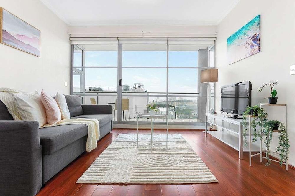Central 2BR City Stay, Harbour Views - Tap to explore photos