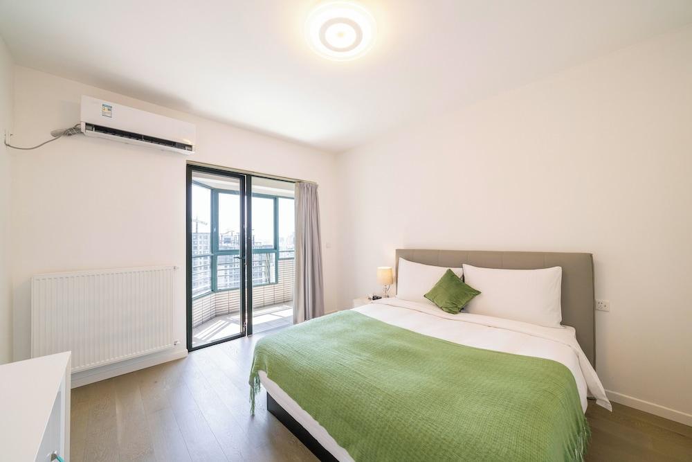 Tyms Elegant 4BR 2BA Apt in Xujiahui