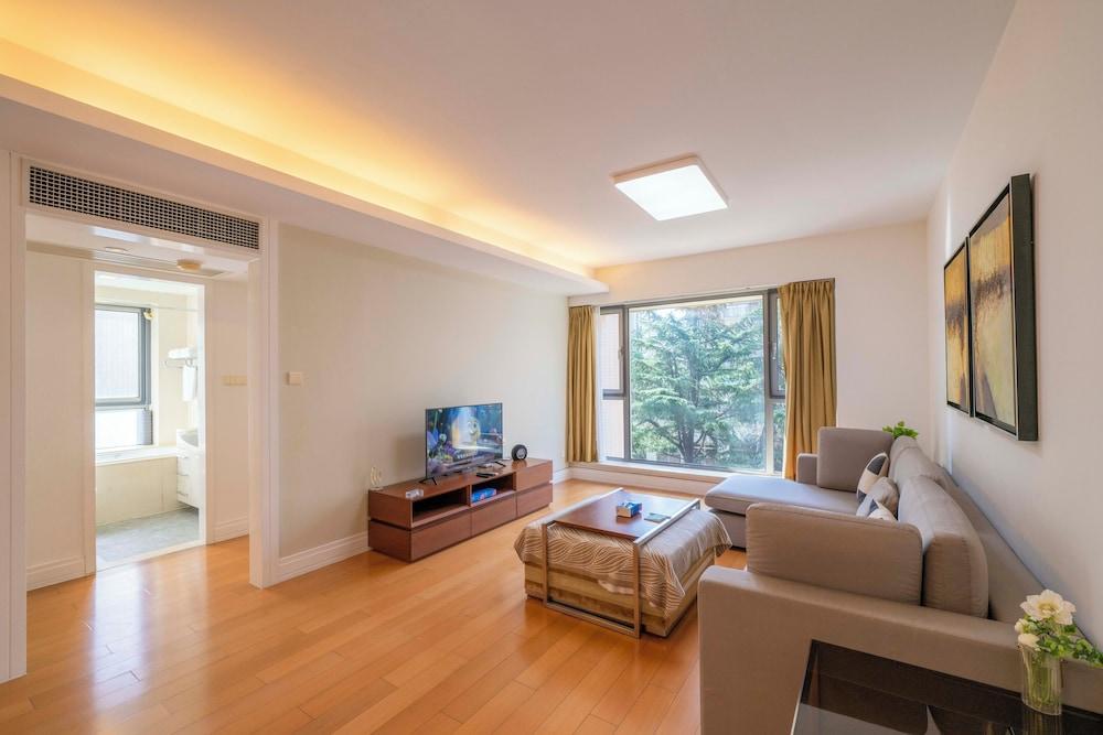 Tyms Cozy 2BR 1BA Apt Xuhui Metro - Tap to explore photos