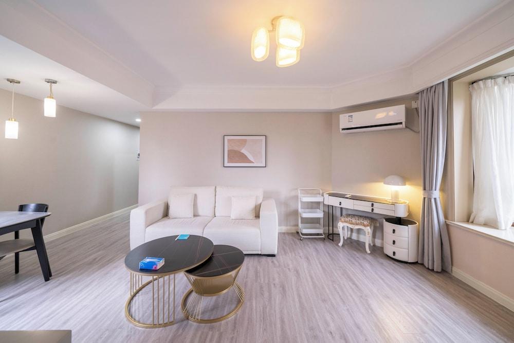 Tyms 1BR APT Gubei International Garden - Tap to explore photos
