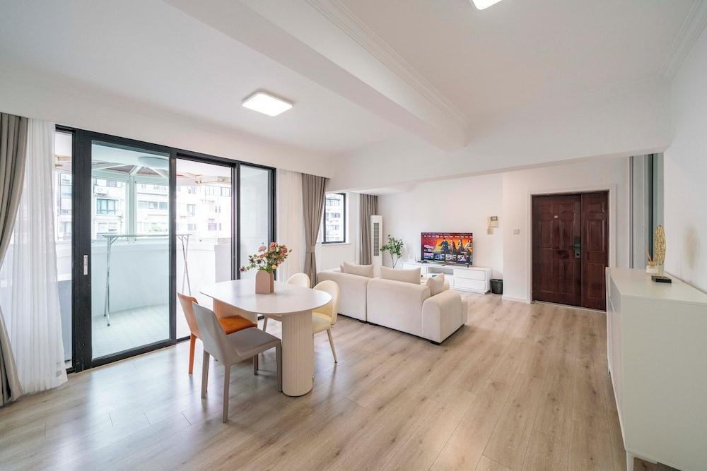 Tyms 2BR APT Hongqiao Paris Classic - Tap to explore photos