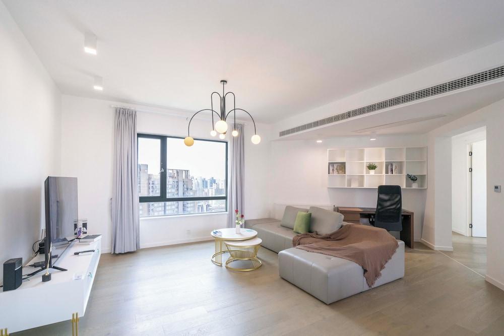 Tyms 3BR 2BA Apt Novel Garden Metro - Tap to explore photos