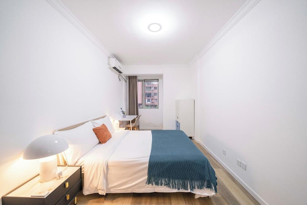 Tyms 4BR 2BA APT Riverside - Tap to explore photos