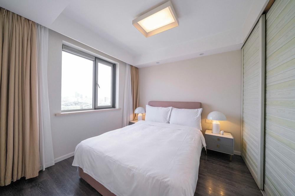 Tyms Luxury 3BR 2BA APT Riverside - Tap to explore photos