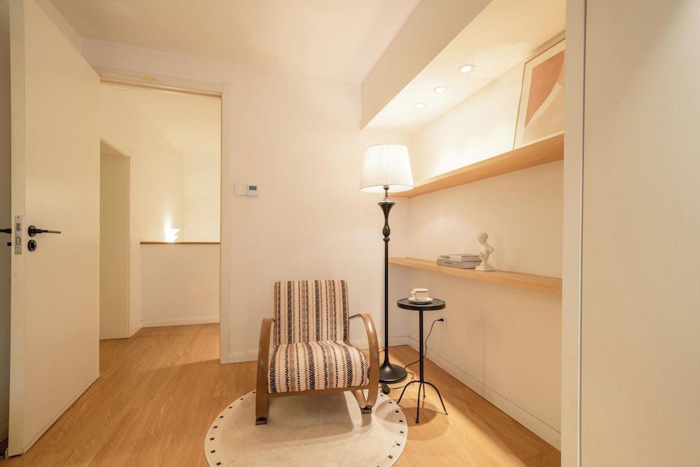 Book and Bed-People's Square Room Type - Senior Apartment, 5 Bedrooms, City View
