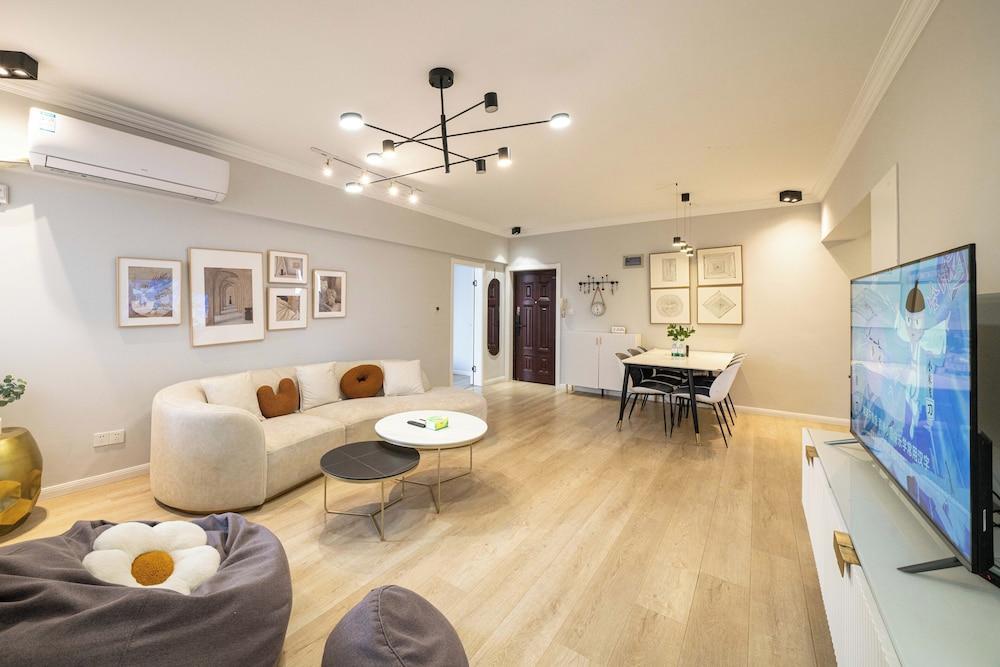 Book and Bed-People's Square Room Type - Comfort Apartment, 3 Bedrooms, Bathtub