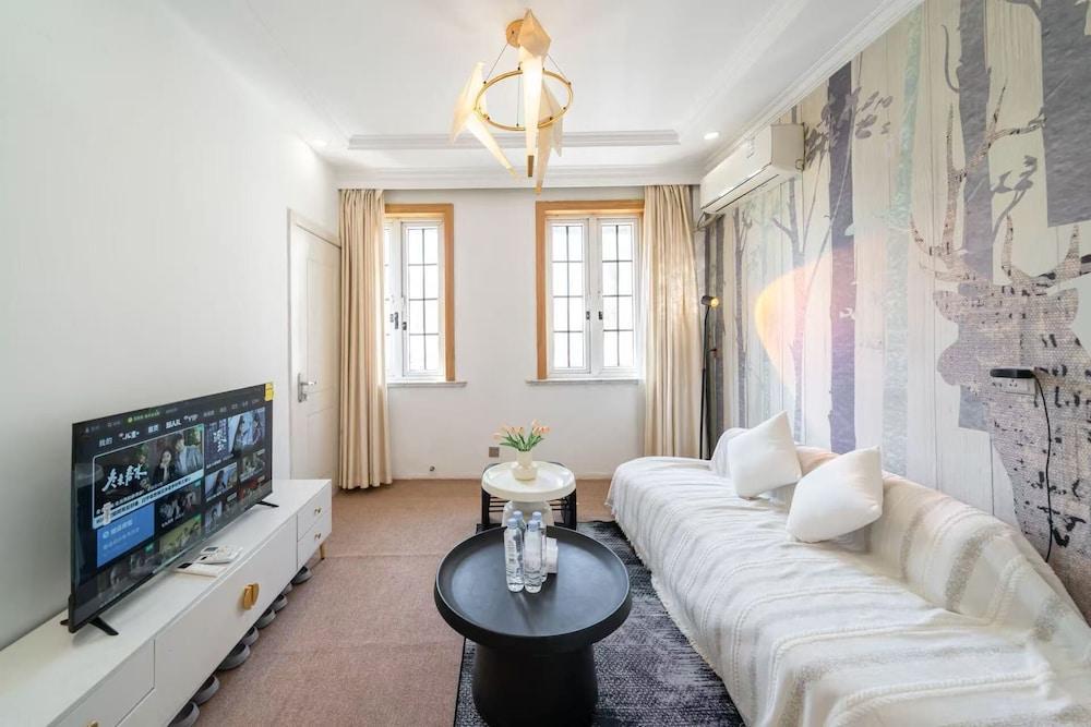 Book and Bed-People's Square Room Type - Senior Apartment