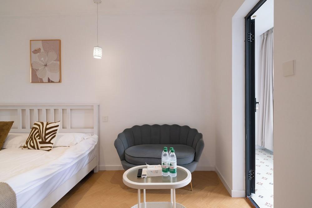 Book and Bed - North Bund - Tap to explore photos