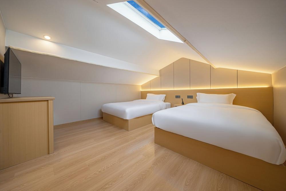 MEI DI DU JIA HOTEL Room Type - Family Twin Room, Courtyard View