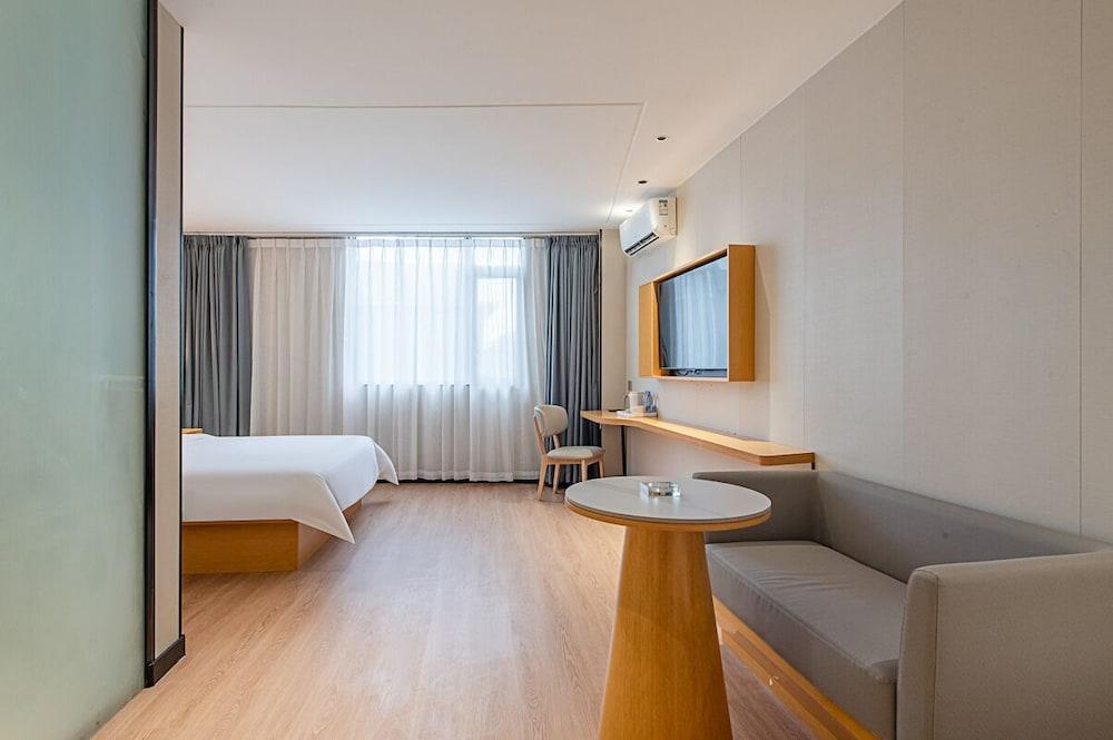 Mant International Hotel Ancient Whampoa Anchorage Scenic Spot Canton Fair Complex Branch Room Type - Executive Double Room, Roll-in Shower, Courtyard View Mant International Hotel Ancient Whampoa Anchorage Scenic Spot Canton Fair Complex Branch Room Type - Executive Double Room, Roll-in Shower, Courtyard View