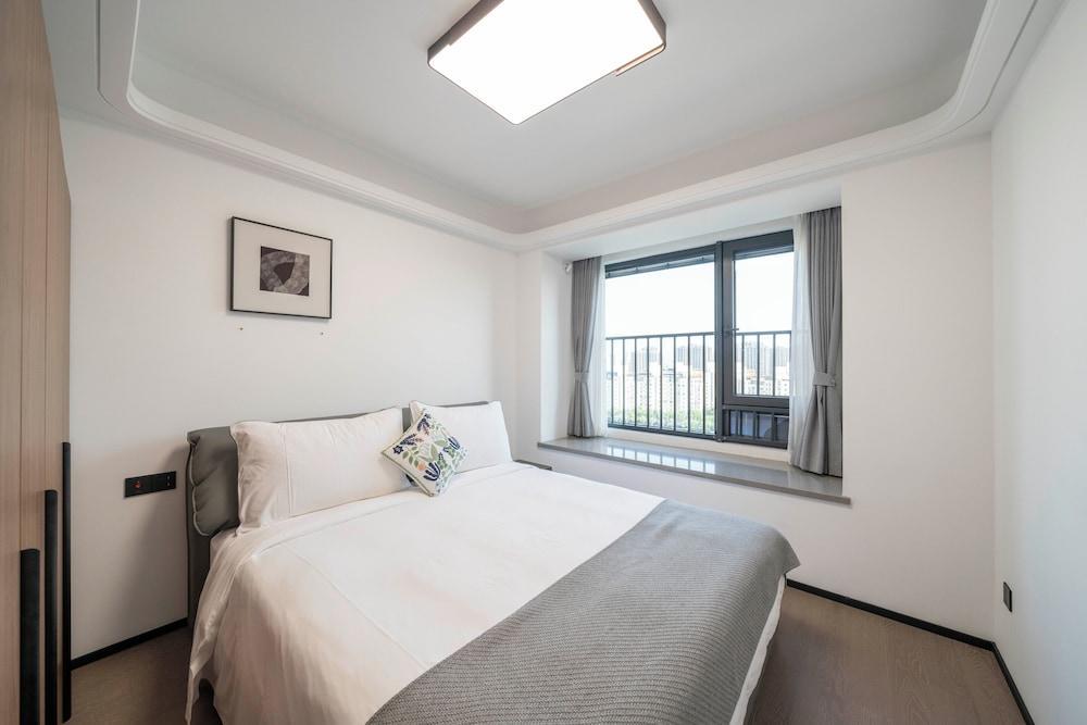 Tyms Hongqiao Deluxe 3BR 2BA APT - Tap to explore photos