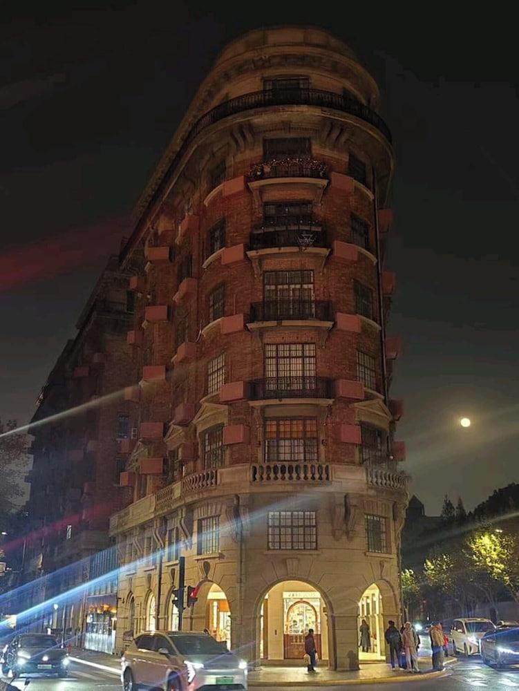 Philosopher Hotel - Tap to explore photos
