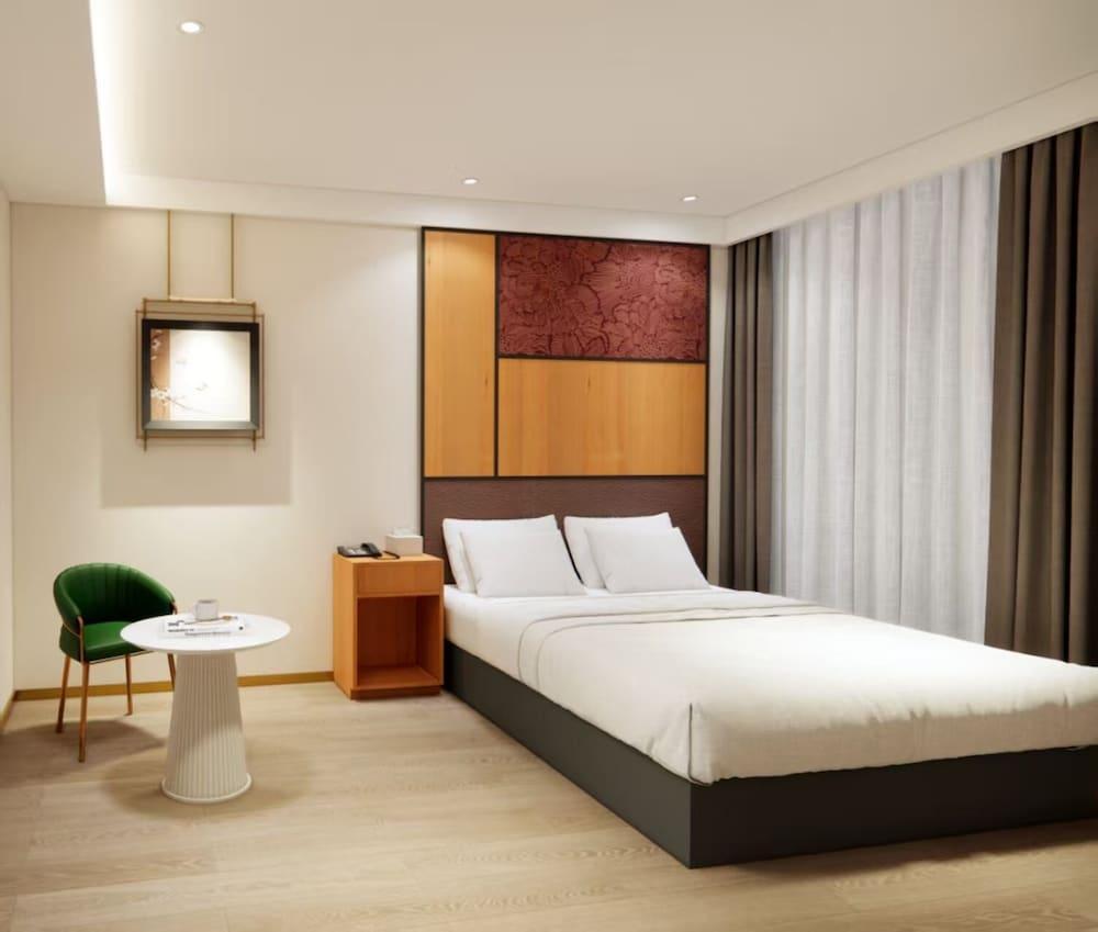Floral Hotel Room Type - Comfort Triple Room