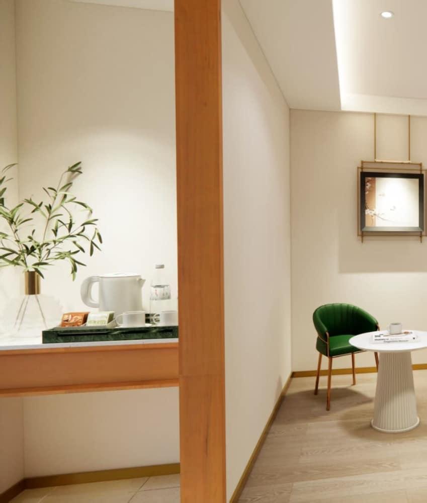 Floral Hotel Room Type - Basic Twin Room