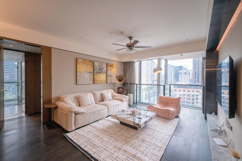 ZHome-Luxury Three bedroom Suite - Tap to explore photos