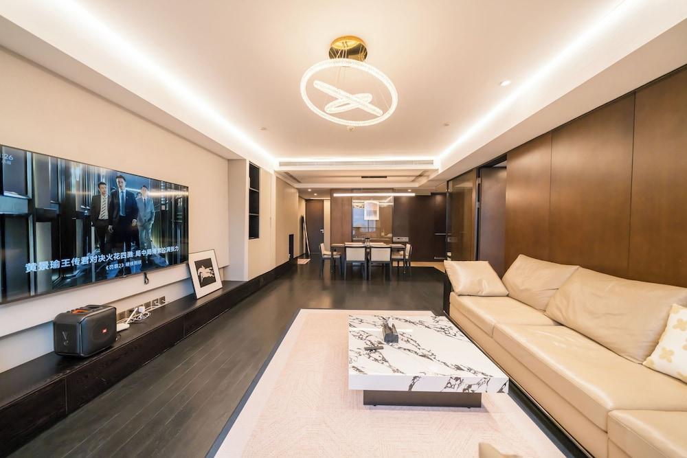 Zhome-Three Bedroom Luxury Suite3 - Tap to explore photos