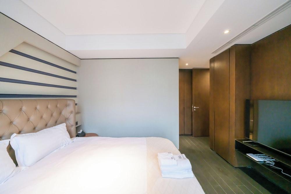 Zhome-Three Bedroom Luxury Suite3 - Tap to explore photos