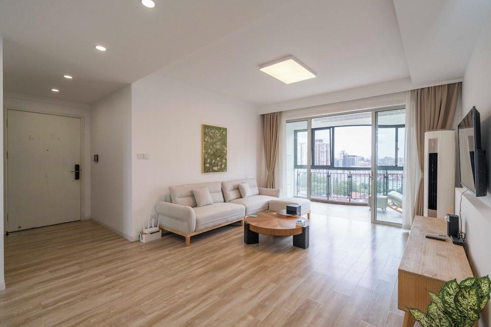 Tyms Family 4BR 2BA APT Residence - Tap to explore photos