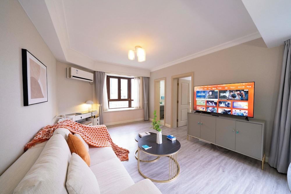Tyms Modern 1BR APT Garden - Tap to explore photos