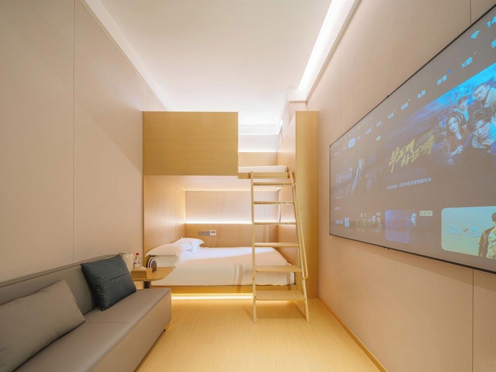 Captain 5 Youth Hotel Room Type - Family Twin Room
