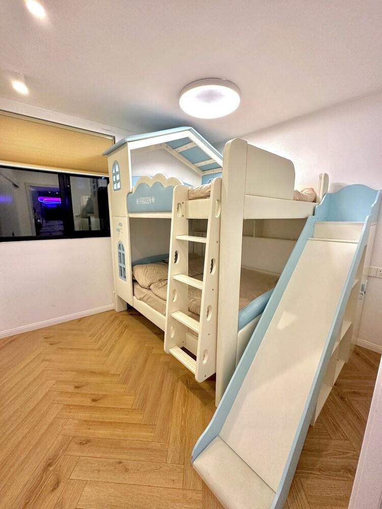 ZHome-Three floors 4 bedrooms - Tap to explore photos