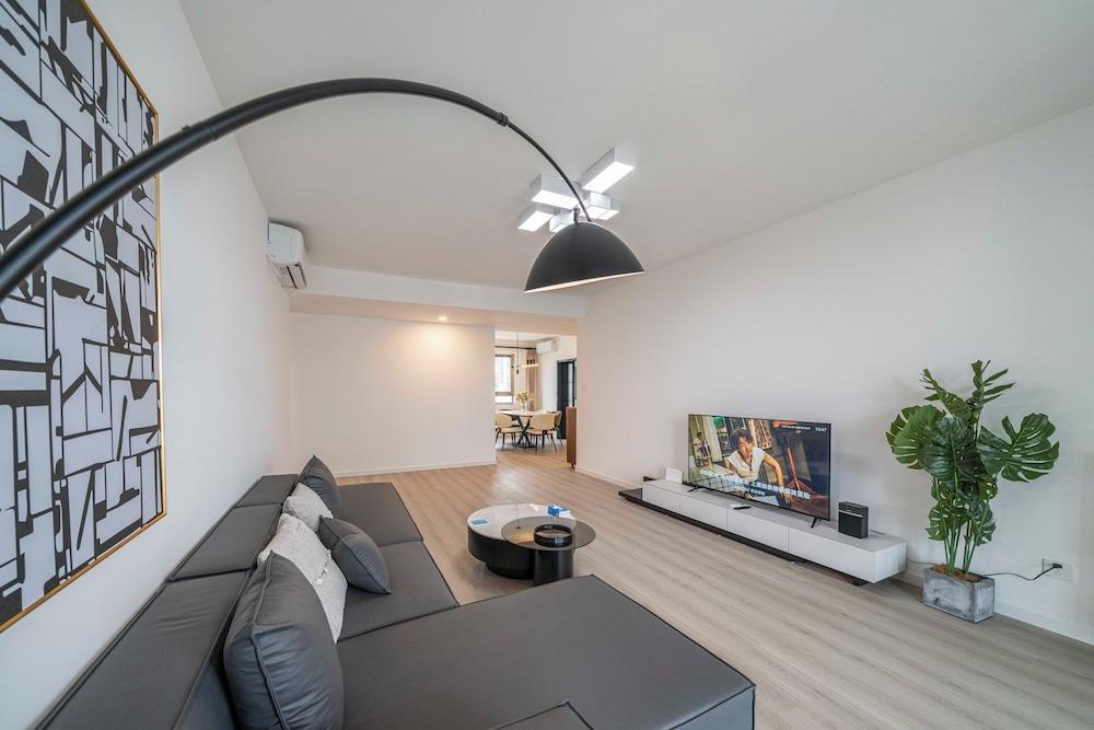 Tyms Spacious 3BR 2BA APT Laishi Di - Tap to explore photos