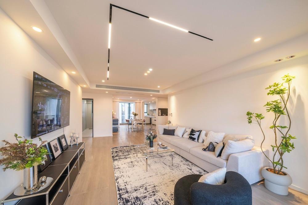 Zhome-Near Nanjing Road Room Type - Deluxe Apartment, City View