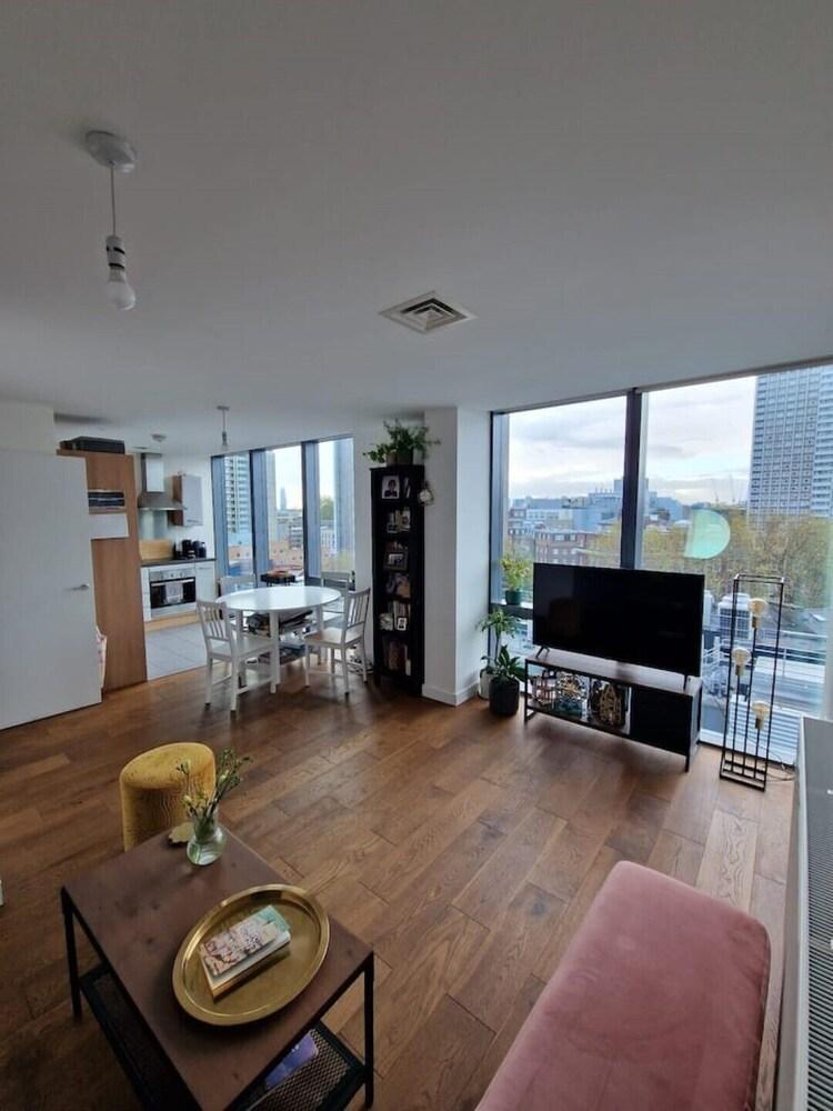 Gorgeous two bed flat with views - Tap to explore photos