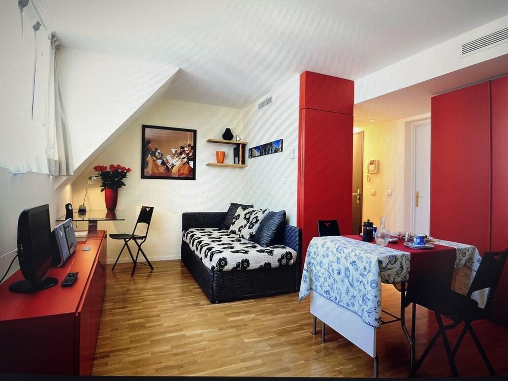 Luxury studio 1 minute walk from Lafayette and Opera - Tap to explore photos