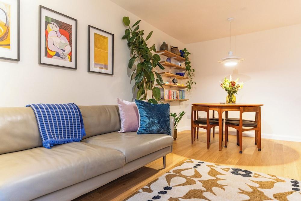 Newly Refurbished Soho 1BDR | Quiet | Lift Elevator Access - Tap to explore photos