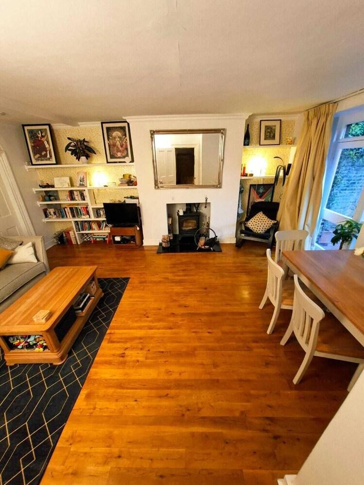 Well connected 2 bed flat with spacious living area,Highgate/Crouch End - Zone 2 - Tap to explore photos