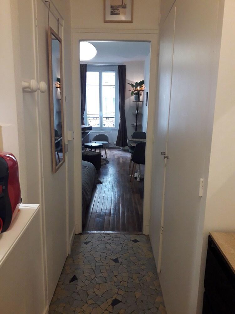 Furnished studio 22m2 2nd floor weekly rental near Eiffel Tower - Tap to explore photos