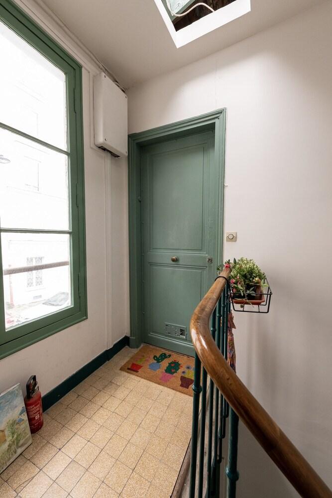 Eiffel Tower View.Elegant 2BR apt, Heart of Montmartre-EIFA-V-A-P